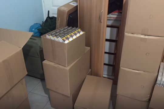 Δύο συλλήψεις για 240.000 λαθραία πακέτα τσιγάρα - Ενα εκατ. ευρώ διαφυγόντες φόροι [βίντεο]